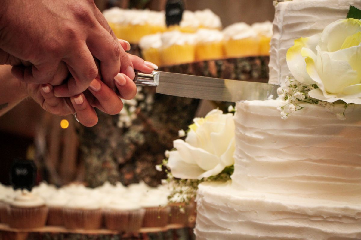 28 Quirky Untraditional Wedding Cake Flavors That Taste Amazing