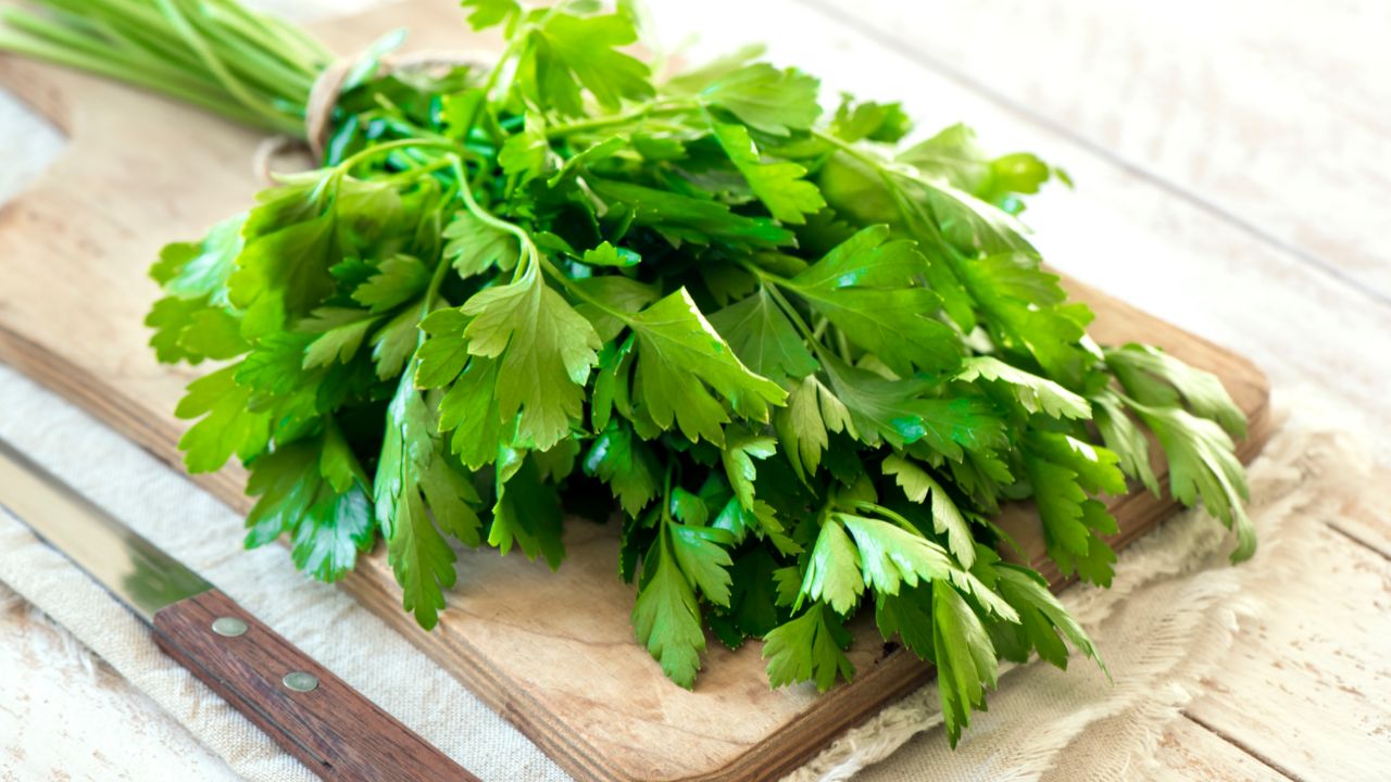 8 Tasty Substitutes For Parsley