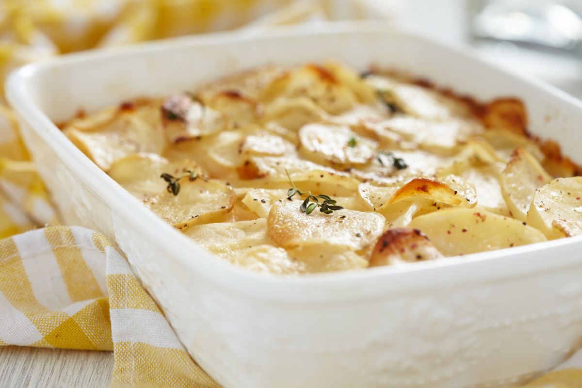 What You Should Serve With Scalloped Potatoes