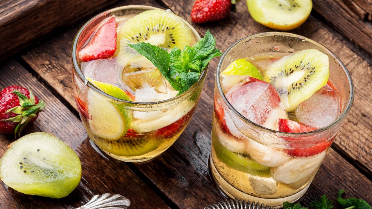25 Of The Best Fruity Alcoholic Drinks To Sip Poolside