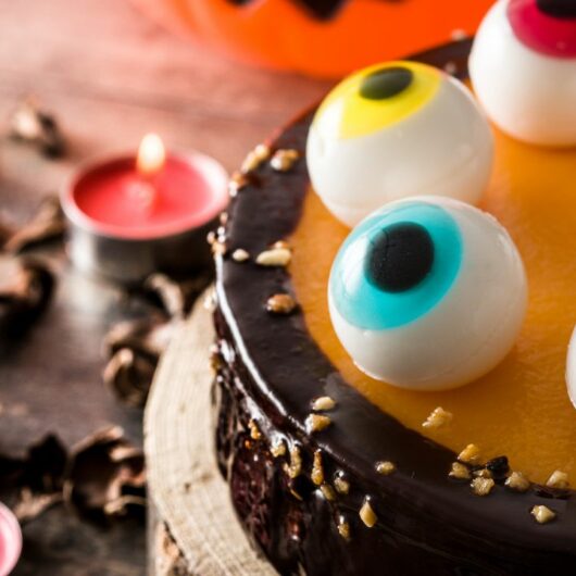 33 Easy And Delicious Halloween Cakes